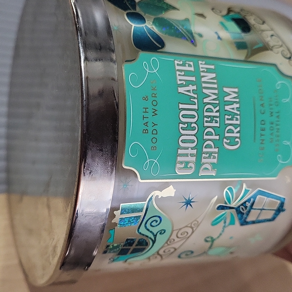 Bath and body works chocolate peppermint cream scented candle made with essentia